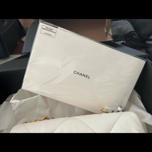 CHANEL 19 WHITE BNIB SIZE SMALL - Picture 2 of 10